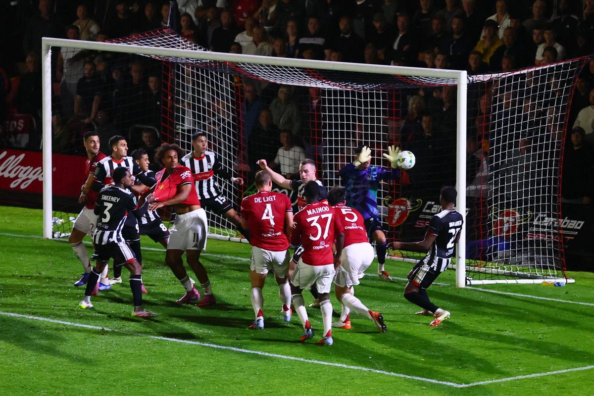 Surpriza anului în fotbalul „mare”, imagini EPICE la final! Fanii lui Grimsby au uitat de orice regulă după victoria cu Manchester United din Cupa Ligii