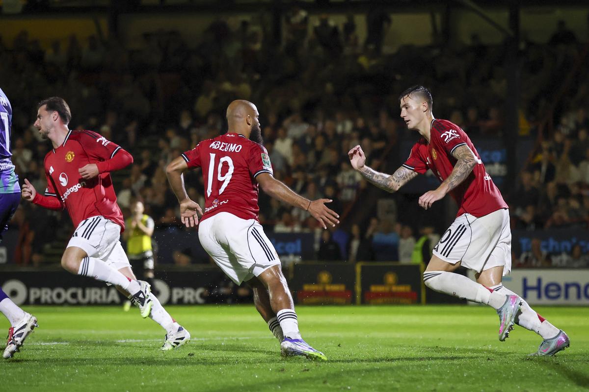 Surpriza anului în fotbalul „mare”, imagini EPICE la final! Fanii lui Grimsby au uitat de orice regulă după victoria cu Manchester United din Cupa Ligii