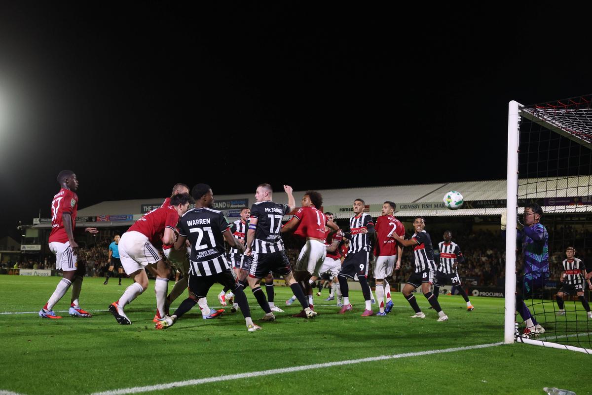 Surpriza anului în fotbalul „mare”, imagini EPICE la final! Fanii lui Grimsby au uitat de orice regulă după victoria cu Manchester United din Cupa Ligii