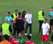 Scandal-monstru în Cupă, la Poli Timișoara - CS Dinamo » Alexa a intrat pe teren, „a sărit” la toată lumea! Bratu și-a împins propriii jucători: „Hai! Vin ăștia după noi!”