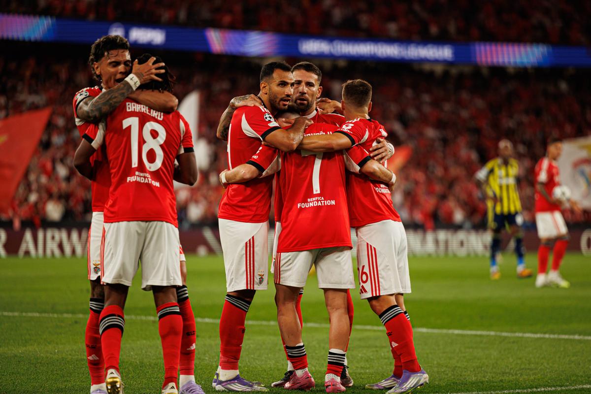 Surpriza anului în fotbalul „mare”, imagini EPICE la final! Fanii lui Grimsby au uitat de orice regulă după victoria cu Manchester United din Cupa Ligii