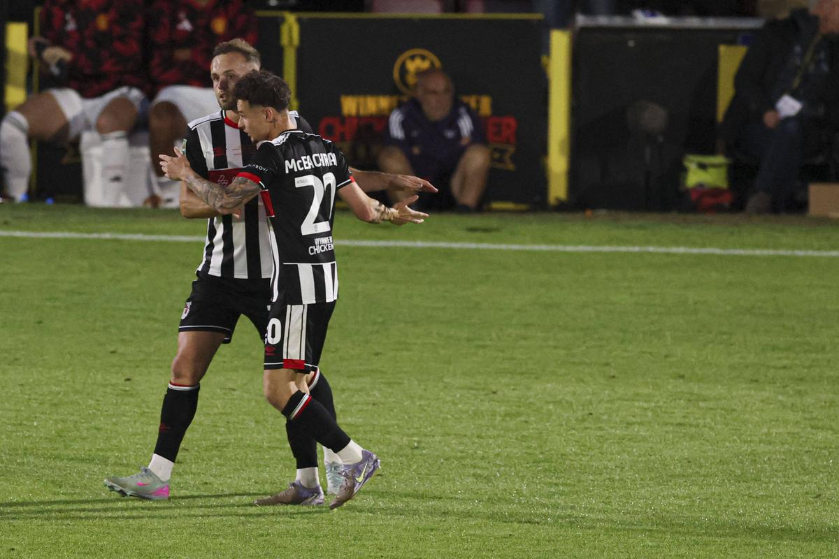 Surpriza anului în fotbalul „mare”, imagini EPICE la final! Fanii lui Grimsby au uitat de orice regulă după victoria cu Manchester United din Cupa Ligii
