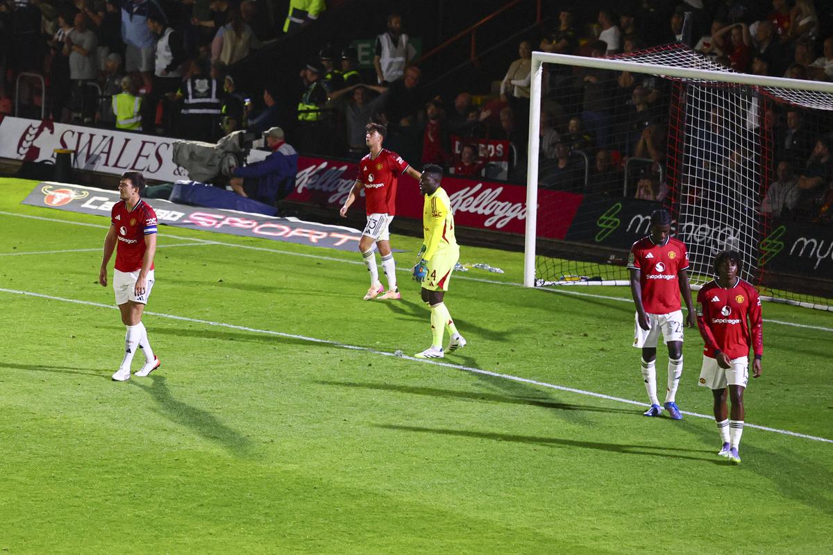 Surpriza anului în fotbalul „mare”, imagini EPICE la final! Fanii lui Grimsby au uitat de orice regulă după victoria cu Manchester United din Cupa Ligii