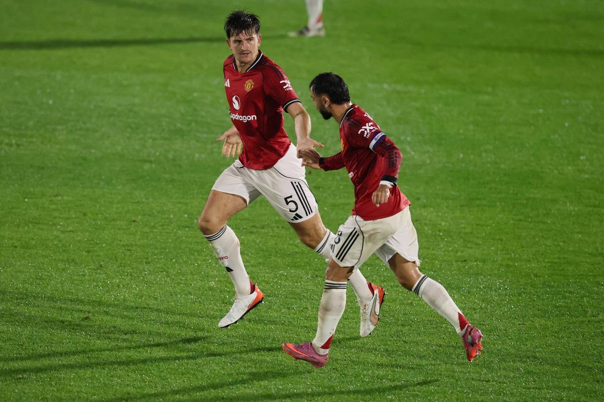 Surpriza anului în fotbalul „mare”, imagini EPICE la final! Fanii lui Grimsby au uitat de orice regulă după victoria cu Manchester United din Cupa Ligii