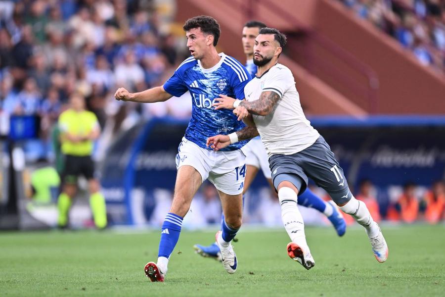 Jacobo Ramon (stânga, în duel cu Taty Castellanos) a fost integralist la Como în meciul cu Lazio (2-0) Prima afacere din 2026 în Serie A » Lazio va lua 30 de milioane de euro de la West Ham