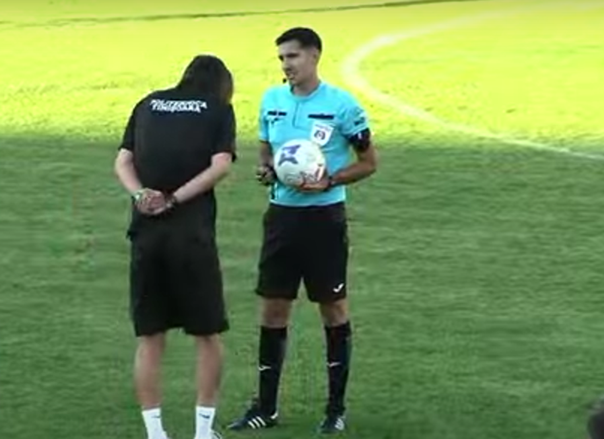 Scandal-monstru în Cupă, la Poli Timișoara - CS Dinamo » Alexa a intrat pe teren, „a sărit” la toată lumea! Bratu și-a împins propriii jucători: „Hai! Vin ăștia după noi!”