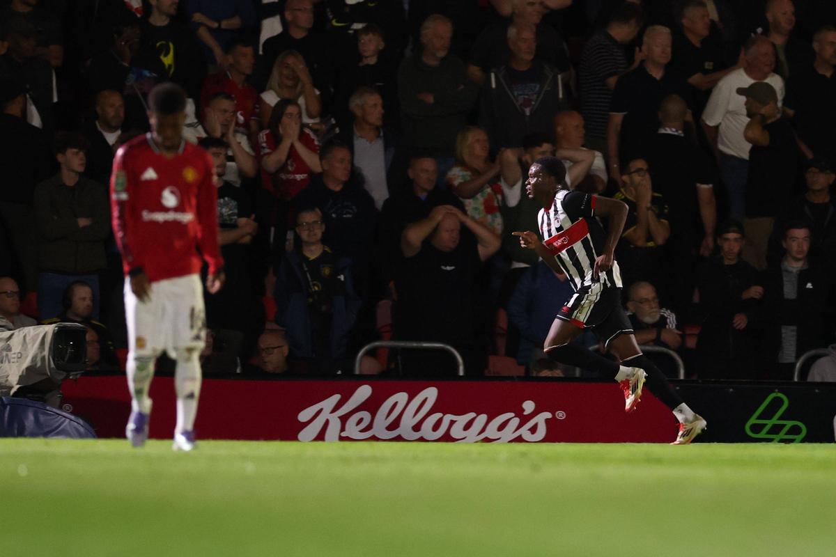 Surpriza anului în fotbalul „mare”, imagini EPICE la final! Fanii lui Grimsby au uitat de orice regulă după victoria cu Manchester United din Cupa Ligii