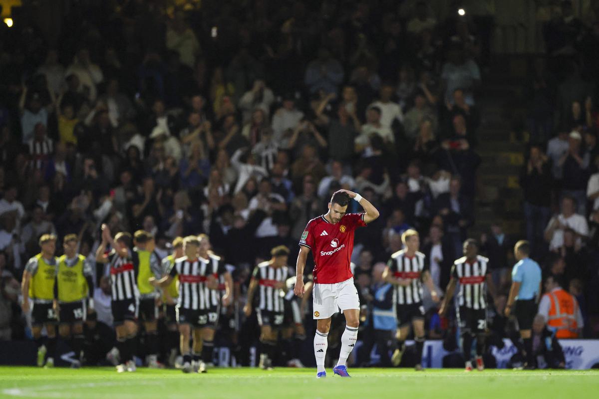 Surpriza anului în fotbalul „mare”, imagini EPICE la final! Fanii lui Grimsby au uitat de orice regulă după victoria cu Manchester United din Cupa Ligii
