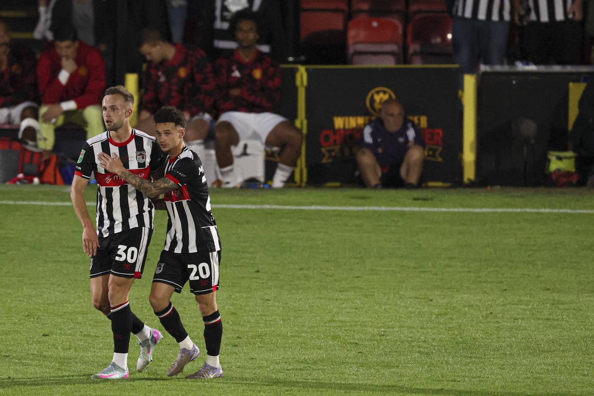 Surpriza anului în fotbalul „mare”, imagini EPICE la final! Fanii lui Grimsby au uitat de orice regulă după victoria cu Manchester United din Cupa Ligii