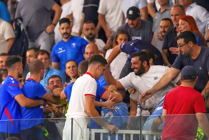 Stefan Leković, în tribună la Pafos - Steaua Roșie // foto: sportal.blic.rs