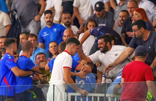 Haos după rezultatul-șoc din Liga Campionilor! Un agent de pază l-a lovit pe fotbalist