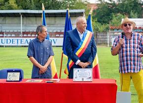 De față cu Mitică Dragomir, talentul uitat al Diviziei A a fost premiat pe gazon » Le-a refuzat pe Steaua și Dinamo pentru a juca la un club care azi nu mai există: „Unul dintre marii fotbaliști ai timpurilor”