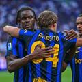 Yann Bisseck, Pio Esposito și Manuel Akanji sărbătoresc victoria Interului în prima etapă (4-1) cu Monza / Foto: Imago