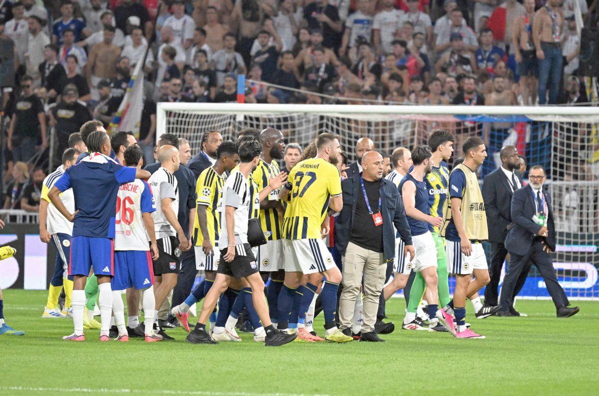 Explică gestul provocator care a declanșat haosul din Lyon - Fenerbahce
