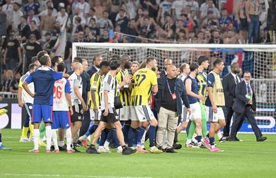 Explică gestul provocator care a declanșat haosul din Lyon - Fenerbahce
