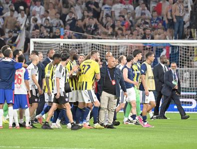 Explică gestul provocator care a declanșat haosul din Lyon - Fenerbahce