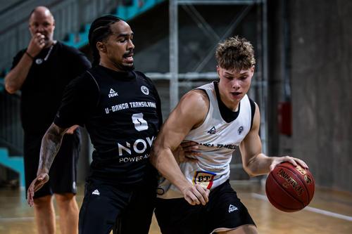 Luca Illeș, în duel cu Otis Livingston/Foto: Facebook (U-BT Cluj-Napoca)