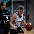 Luca Illeș, în duel cu Otis Livingston/Foto: Facebook (U-BT Cluj-Napoca)