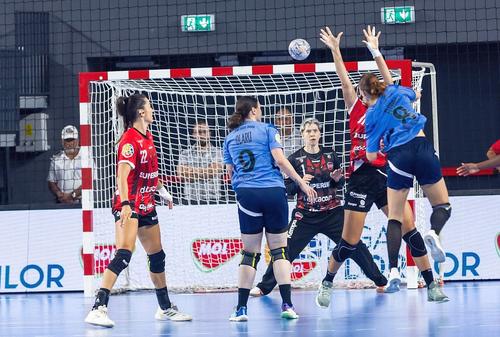 Cadru din primul meci al campionatului feminin / foto: Facebook @ Handbal • Gloria Bistrița