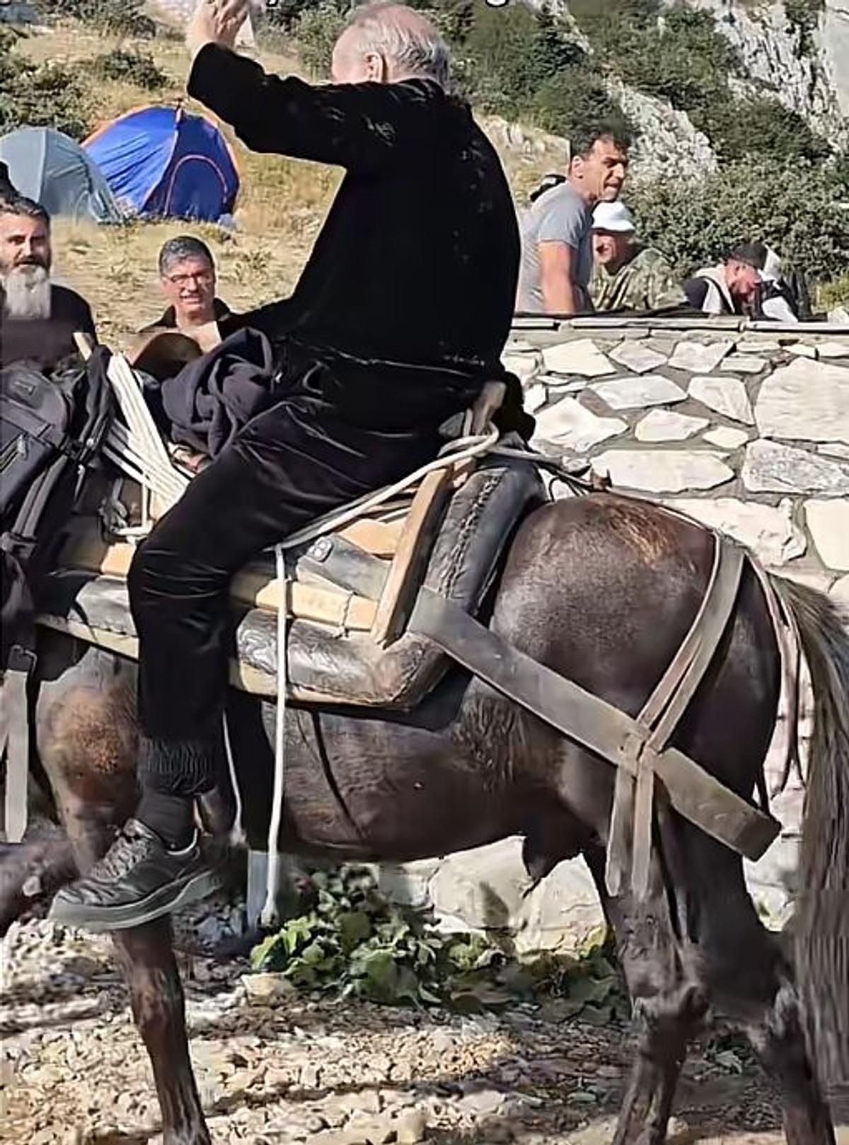 250.000 de vizualizări: Gigi Becali călare pe catâr, la cota 1500 » Ce făcea stăpânul lui FCSB, în timp ce Bîrligea semna cu Frosinone