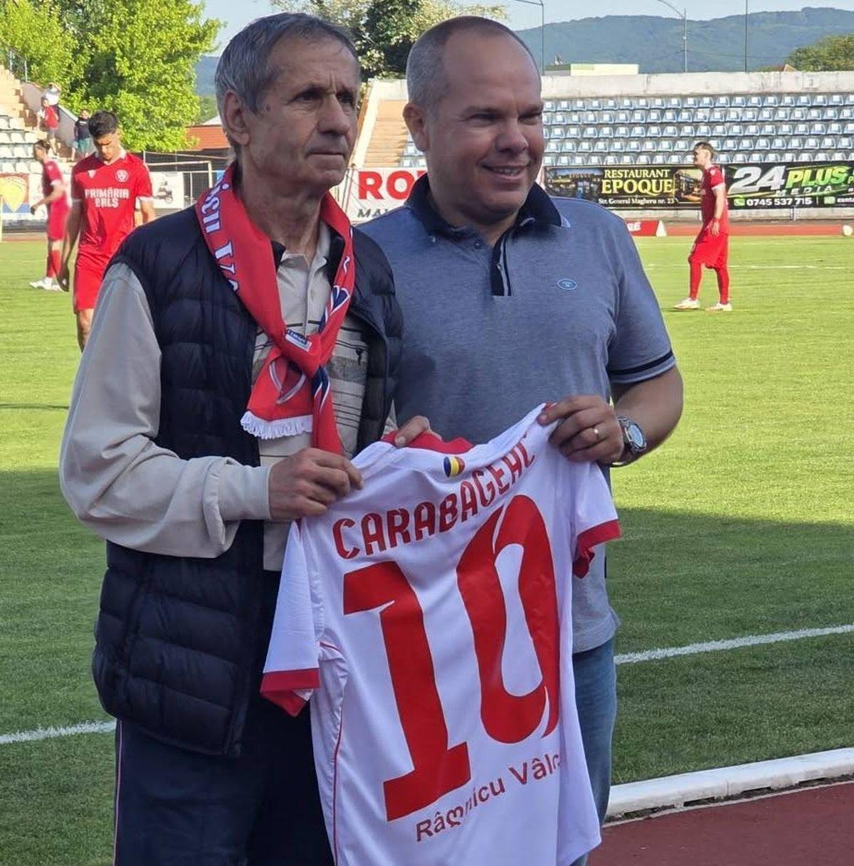 De față cu Mitică Dragomir, talentul uitat al Diviziei A a fost premiat pe gazon » Le-a refuzat pe Steaua și Dinamo pentru a juca la un club care azi nu mai există: „Unul dintre marii fotbaliști ai timpurilor”