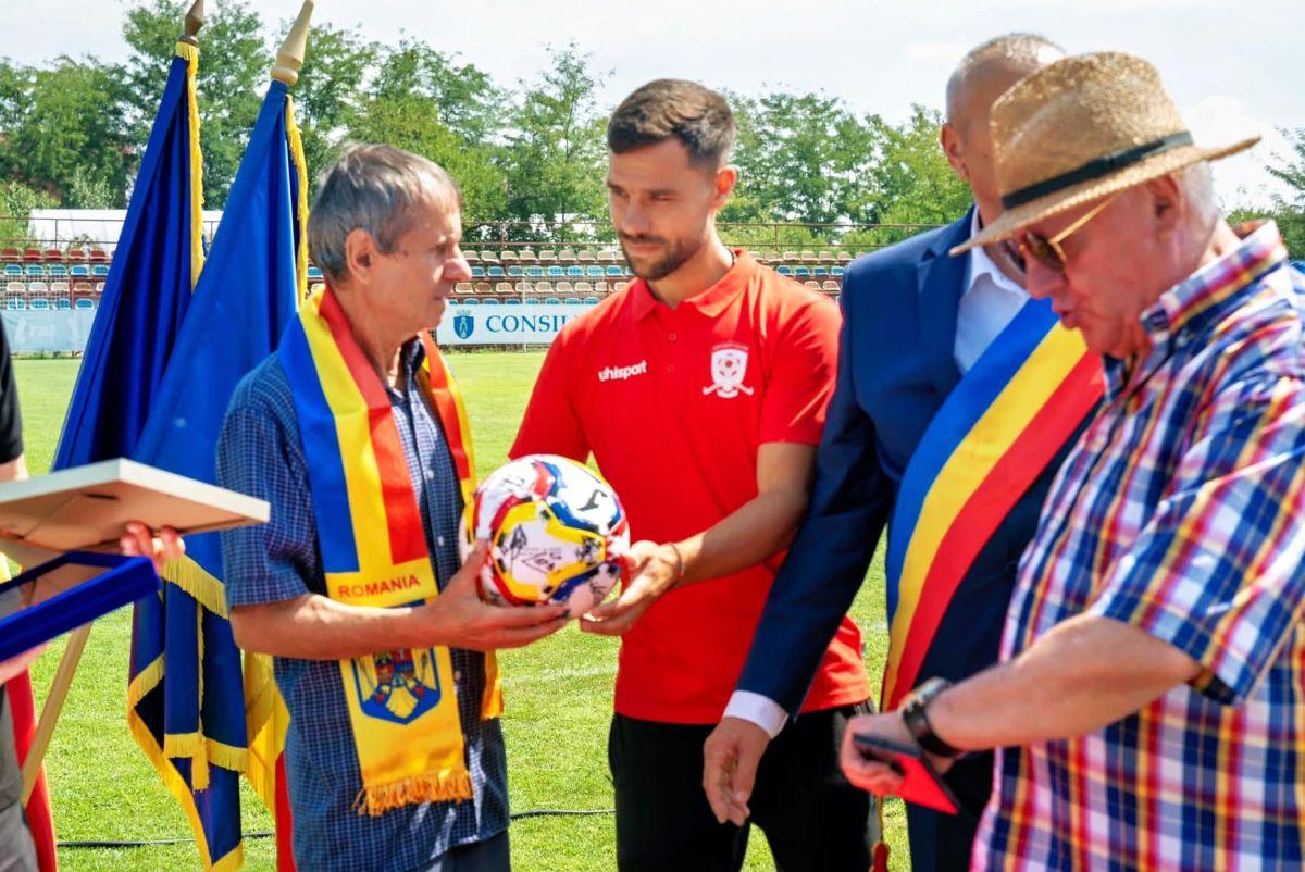 De față cu Mitică Dragomir, talentul uitat al Diviziei A a fost premiat pe gazon » Le-a refuzat pe Steaua și Dinamo pentru a juca la un club care azi nu mai există: „Unul dintre marii fotbaliști ai timpurilor”