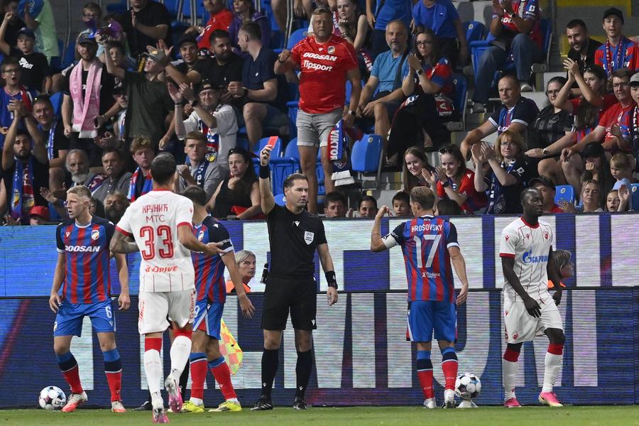 Bukari, cartonaș roșu / FOTO: Imago Se poate și mai rău decât Craiova! După 3-0 în tur, Steaua Roșie Belgrad a fost spulberată și a ratat calificarea
