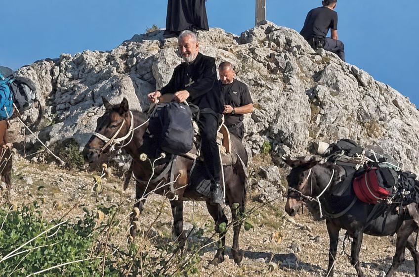 Gigi Becali, călare pe catâr la Muntele Athos