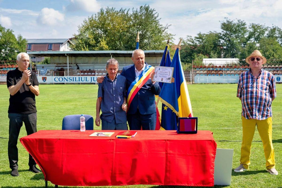 De față cu Mitică Dragomir, talentul uitat al Diviziei A a fost premiat pe gazon » Le-a refuzat pe Steaua și Dinamo pentru a juca la un club care azi nu mai există: „Unul dintre marii fotbaliști ai timpurilor”