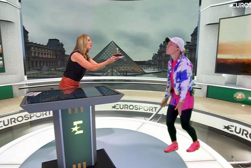 Simona Halep (dreapta), alături de Barbara Schett în studioul Eurosport // foto: captură @ Eurosport.ro