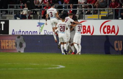 Andrei Burcă (n.r. 3) bucurându-se alături de colegii săi la golul clujenilor de la Arad
