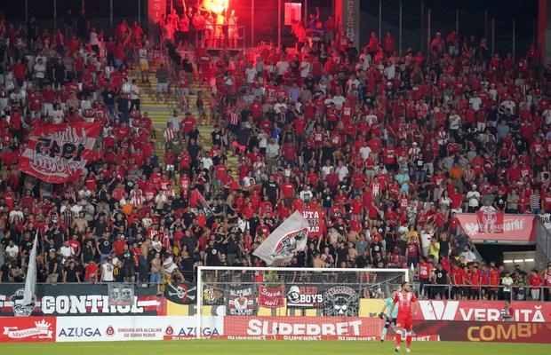 Suporterii arădeni i-au taxat pe fotbaliștii lui CFR Cluj » De ce tot stadionul a scandat împotriva elevilor lui Dan Petrescu