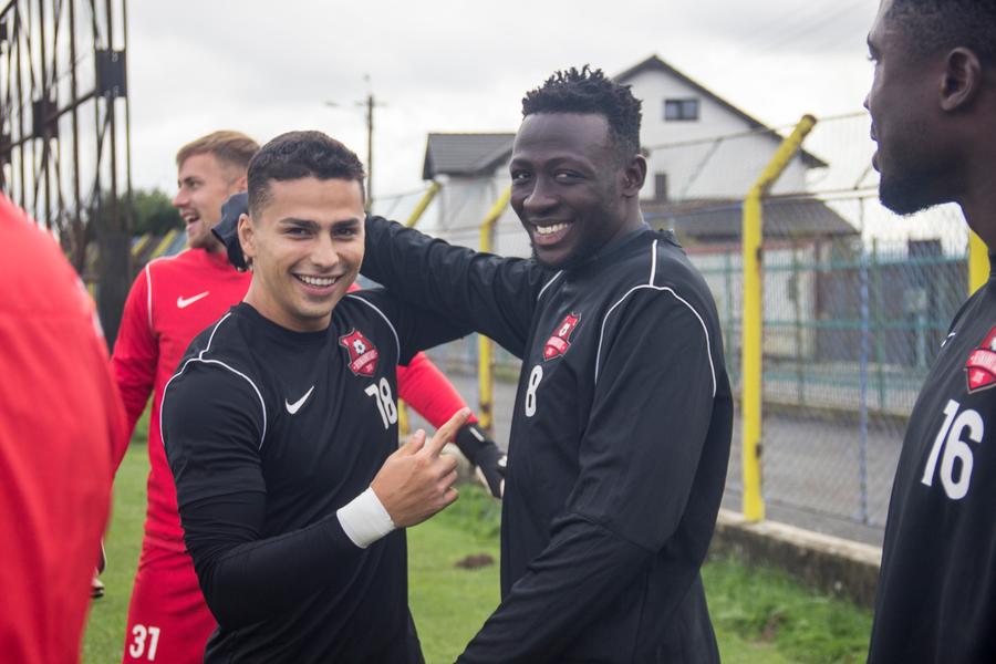 Baba Alhassan (dreapta), Foto: Facebook @FC Hermannstadt Baba Alhassan, revelația Ligii 1, se destăinuie într-un interviu GSP: „Am visat toată adolescența să primesc o șansă în fotbal”