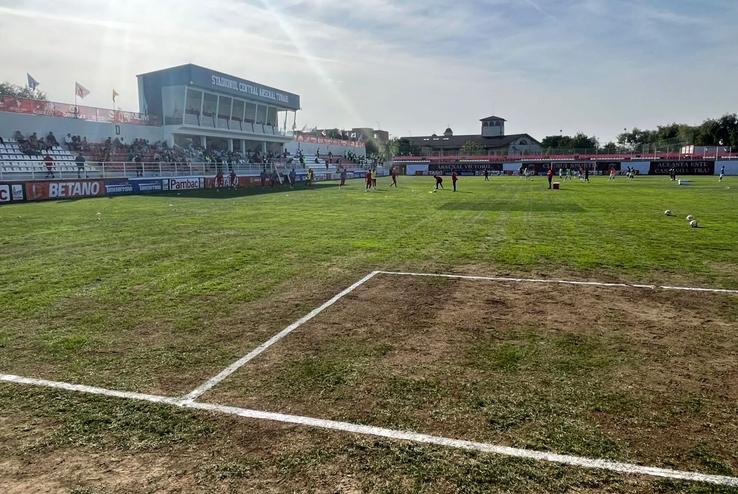 Gazonul de la Tunari s-a prezentat în condiții deplorabile / foto: Andrei Petrescu (Gazeta Sporturilor)
