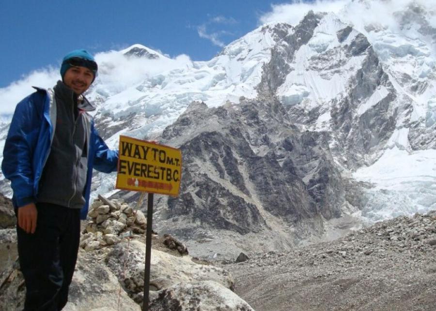 Fotografie de arhivă cu Andrei Roșu, într-o expediție pe Everest Prezent la meciul naționalei feminine, are un mesaj puternic: „Ce ciudat e să mergi pe un stadion unde nimeni nu înjură și nu îsi varsă frustrările. Tot respectul pentru aceste doamne!”