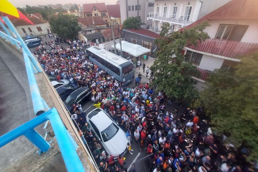Foarte mulți oameni așteptau să intre pe stadion // sursă foto: Facebook @ F.C. Bihor Oradea MM Stoica, mesaj cu o oră și jumătate înainte de FC Bihor - FCSB: „Prima dată în istorie”