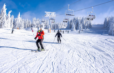 Se apropie sezonul taberelor de ski pentru copii: aventură, zăpadă și distracție la maxim