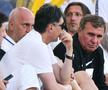 Gică Hagi și Gică Popescu, în dreapta, respectiv în stânga imaginii, n-au tolerat prea bine eșecul cu FC Volntari (foto: Cristi Preda)
