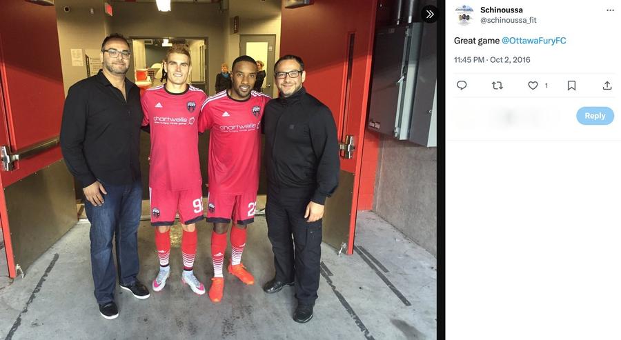 Kostas Koveos (stânga) și fratele său, John (dreapta), alături de doi fotbaliști ai unei echipe canadiene „Noi n-am înșelat niciodată pe nimeni” » Direct din Toronto, prima reacție a patronilor firmei canadiene acuzate de Simona Halep că i-a furnizat suplimentul contaminat cu Roxadustat: „E fals că ne-a dat în judecată”