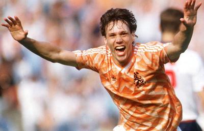 Marele Van Basten nu i-a inclus pe Messi și Ronaldo în top 3 cei mai buni fotbaliști din istorie