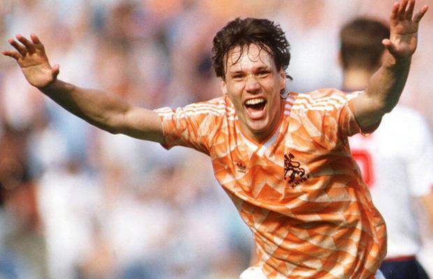 Marele Van Basten nu i-a inclus pe Messi și Ronaldo în top 3 cei mai buni fotbaliști din istorie