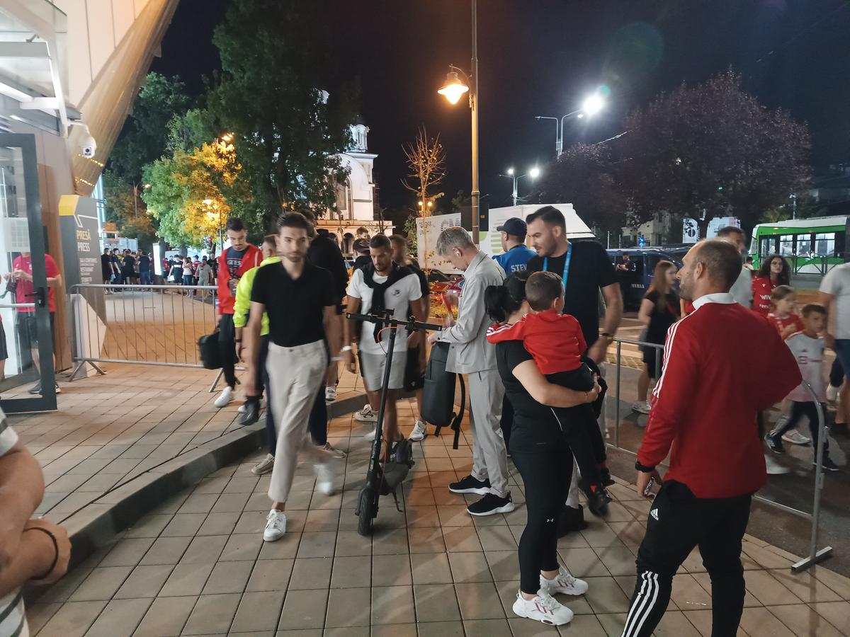 „Green” Dinamo: acționarul „câinilor” a venit la stadion cu propria trotinetă electrică