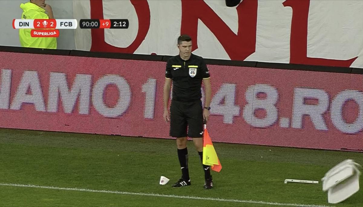Gest inconștient! Aproape de o tragedie la Dinamo - Botoșani: un scaun rupt din tribune a aterizat la câțiva centimetri de arbitru!