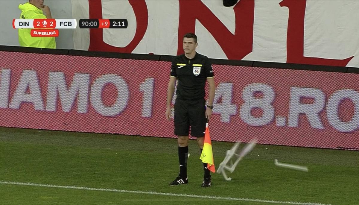 A fost declanșată ancheta, după ce un scaun a fost la un pas să îl lovească pe arbitrul asistent în Dinamo - Botoșani