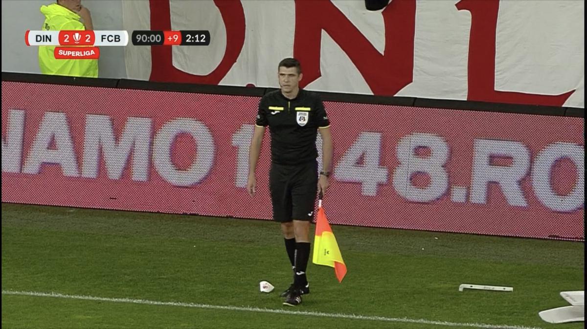 Gest inconștient! Aproape de o tragedie la Dinamo - Botoșani: un scaun rupt din tribune a aterizat la câțiva centimetri de arbitru!