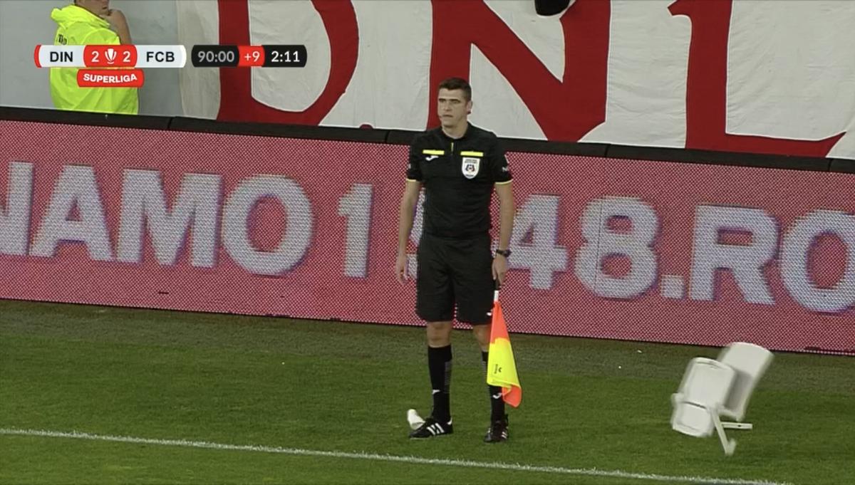Gest inconștient! Aproape de o tragedie la Dinamo - Botoșani: un scaun rupt din tribune a aterizat la câțiva centimetri de arbitru!