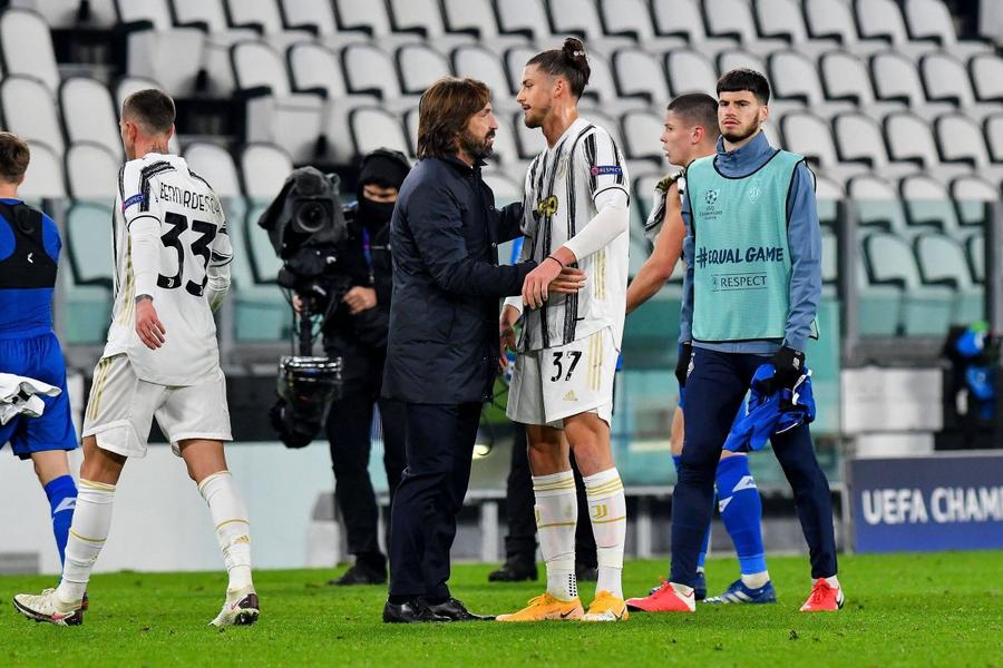 Primele minute în Champions League au fost bifate de Radu Drăgușin cu Andrea Pirlo antrenor în duelul fără fani din pandemie din grupă, la Torino, 3-0 cu Dinamo Kiev, condusă de Mircea Lucescu / Foto: Imago Dragonul cu pinteni nu-i decât țânțar!