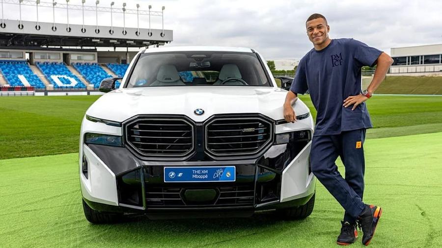 Kylian Mbappe și noua sa mașină de serviciu, un BMW XM / Foto: Real Madrid Jucătorii Realului și-au sporit caii putere. Cu ce bolizi abordează derby-ul cu Atletico