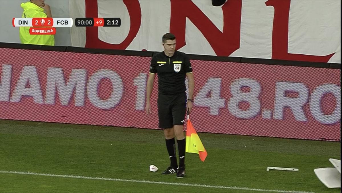 Gest inconștient! Aproape de o tragedie la Dinamo - Botoșani: un scaun rupt din tribune a aterizat la câțiva centimetri de arbitru!