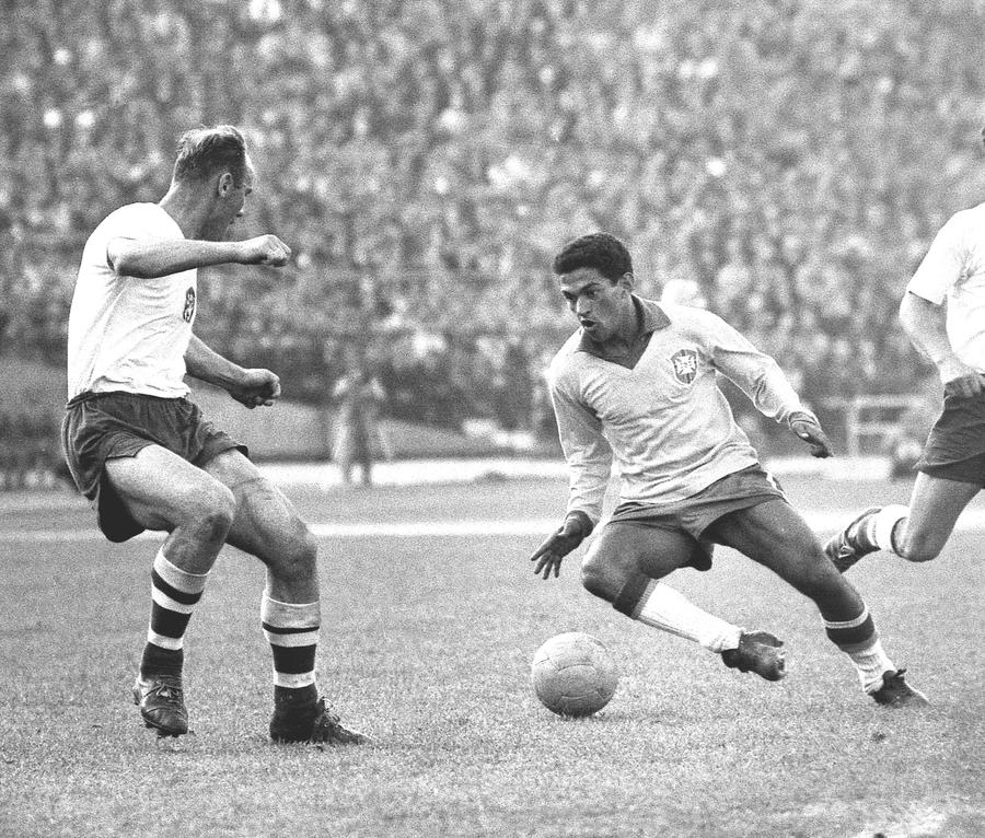 Garrincha (dreapta), în finala Campionatului Mondial din 1962, tranșată de Brazilia cu 3-1 în fața Cehoslovaciei / foto: Imago Images „Bătălia de la Santiago”, cea mai sângeroasă partidă din istoria fotbalului: Poliția a trebuit să intervină pe teren de 4 ori!